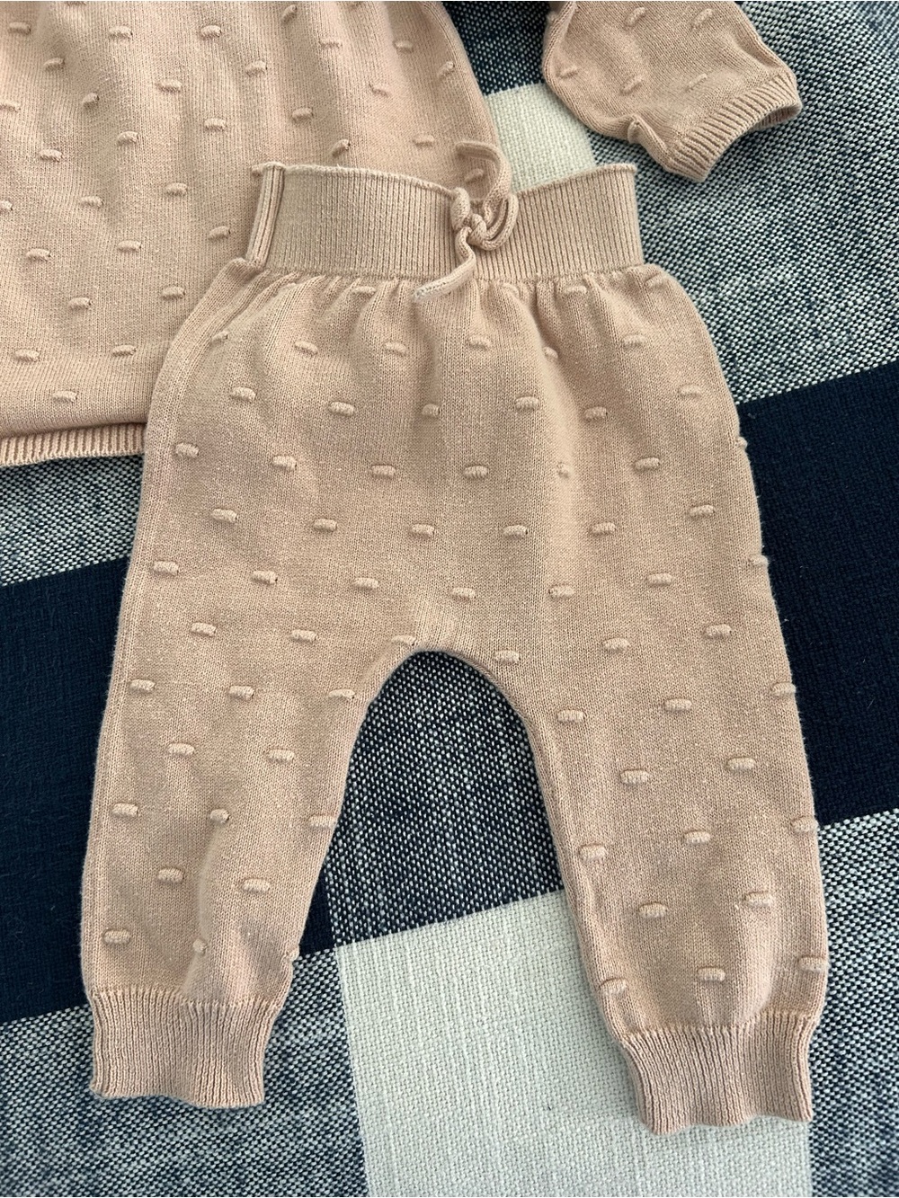 Quincy Mae 6-12 months bubble sweater and pants set tan - Picture 3 of 8